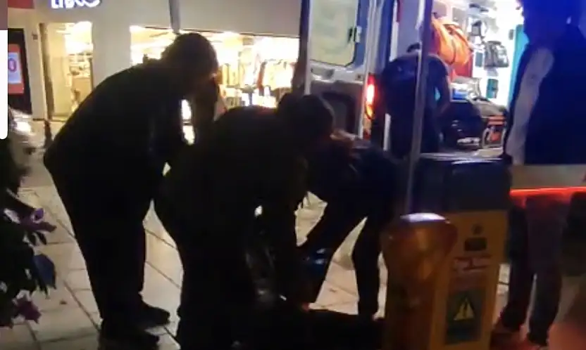 Genç fenalaşarak yere yığıldı