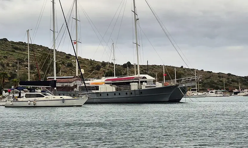 Gümbet Koyu'nda bağlanan tekneler kaldırılıyor
