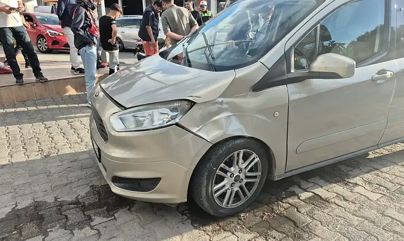 Gümbet'te ticari araç ile motosiklet çarpıştı, 2 yaralı