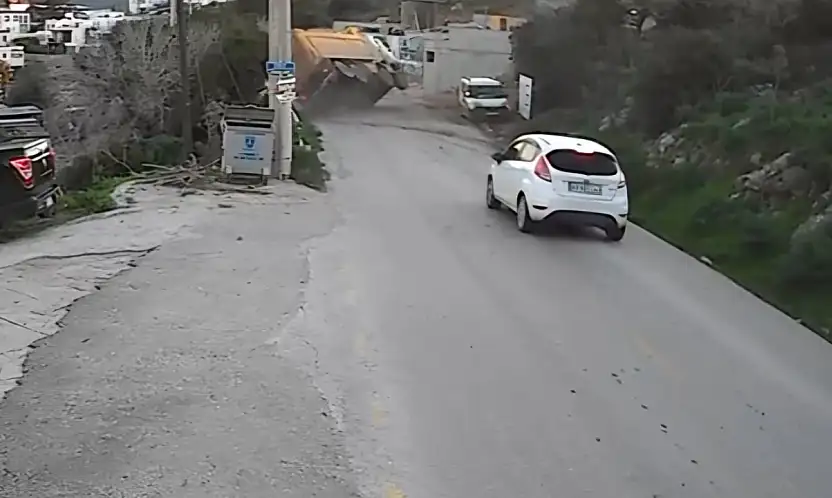 Hafriyat kamyonu devrildi kaza anı kamerada