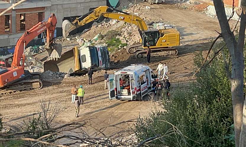 Hafriyat kamyonu yan yattı sürücü yaralandı