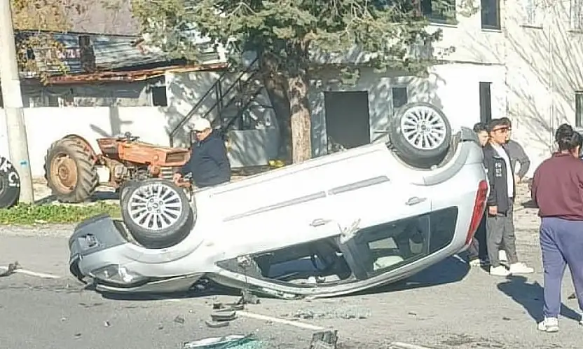 İki araç çarpıştı 1'i bebek 4 yaralı