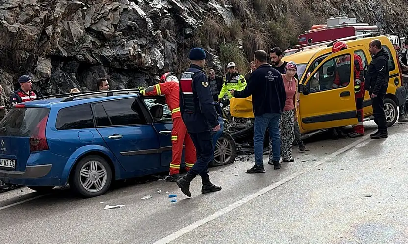 İki araç kafa kafaya çarpıştı: 7 yaralı, 1'i ağır