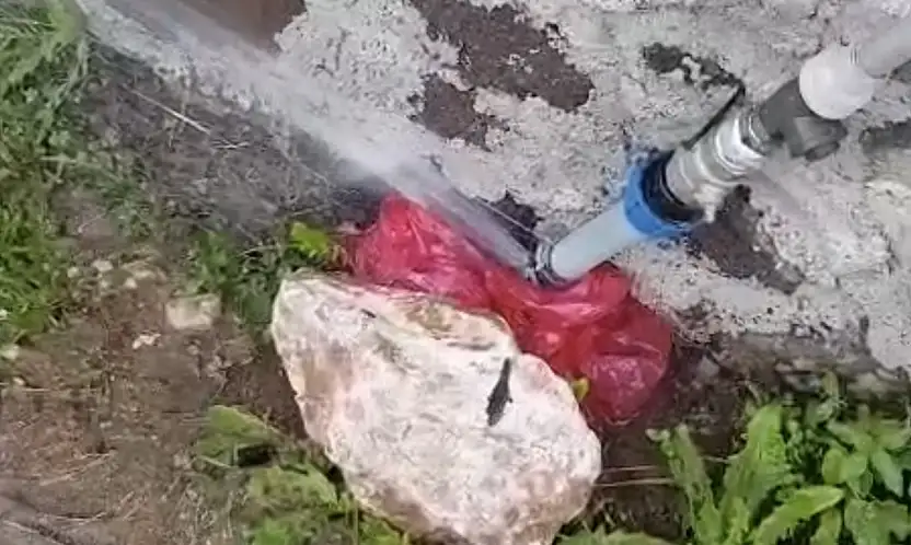İki haftadır boşa akan su tepki çekti
