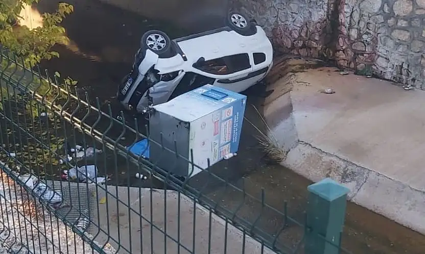 İki Otomobil Çarpıştı: Araç Dereye Uçtu, 1'i Çocuk 5 Yaralı