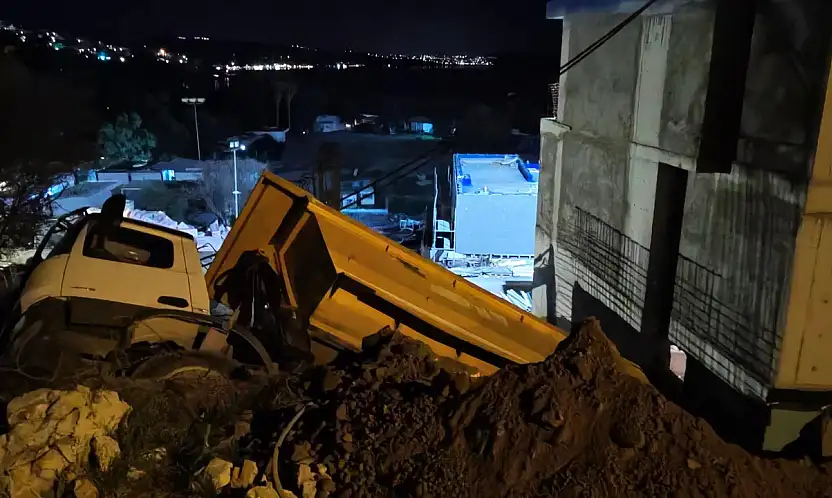 İnşaat Şantiyesinde Kamyon Devrildi: 2 Yaralı