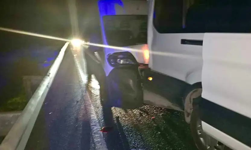 İşçi servisine kamyonet çarptı