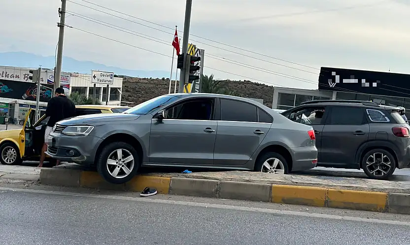 Işıklarda duran araca çarparak yaralandı