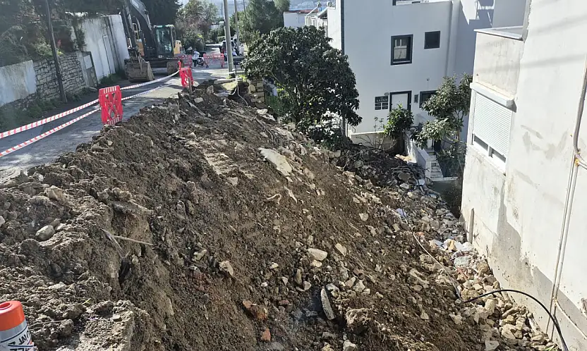 İstinat duvarı çöktü yol trafiğe kapatıldı