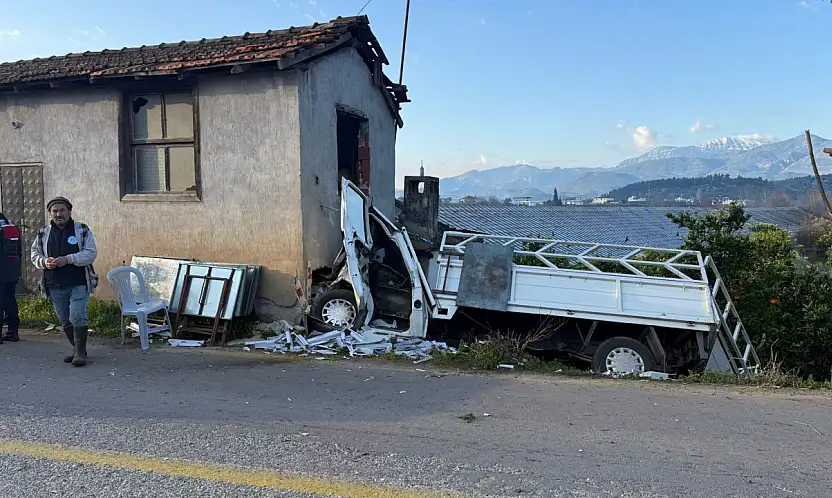 Kamyonet ağaçlara çarpıp eve girdi, 2 kişi yaralandı