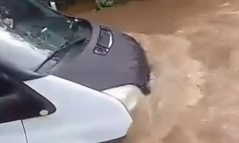 Kamyonet dere ortasında mahsur kaldı