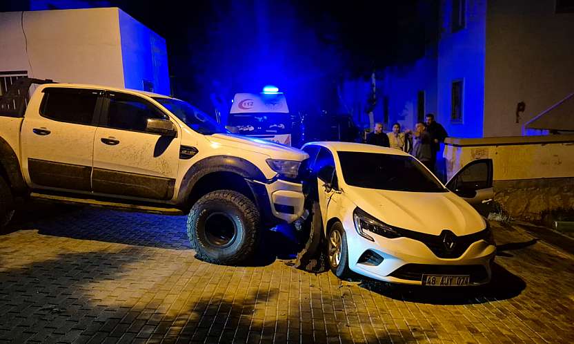 Kamyonetle otomobil çarpıştı