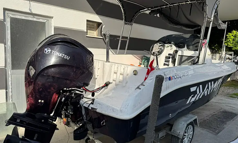 Kar maskeli hırsızlar tekneyi çalamayınca zarar verdi