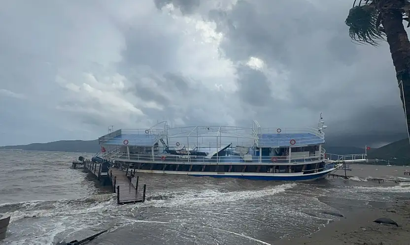 Karaya oturan tekne için kurtarma çalışmaları başladı