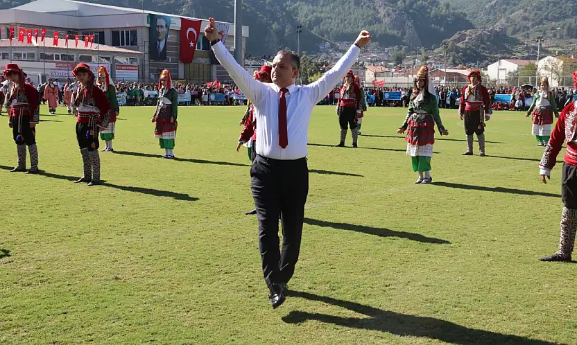 Kaymakam Akkaya'dan zeybek gösterisi