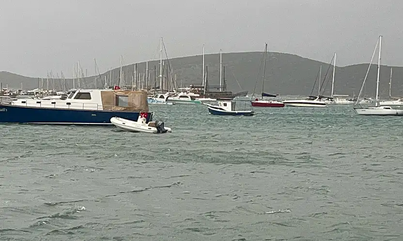 Kendi teknesini bırakıp sürüklenen botu kurtardı