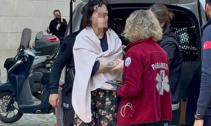 Konacık'ta sokakta koşan kadın araç ve kapıları zorladı