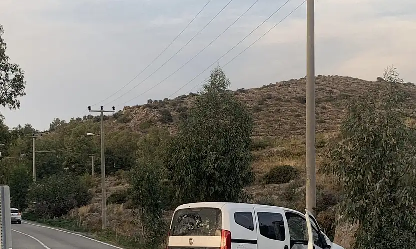 Kontrolden çıkan araç direğe çarptı