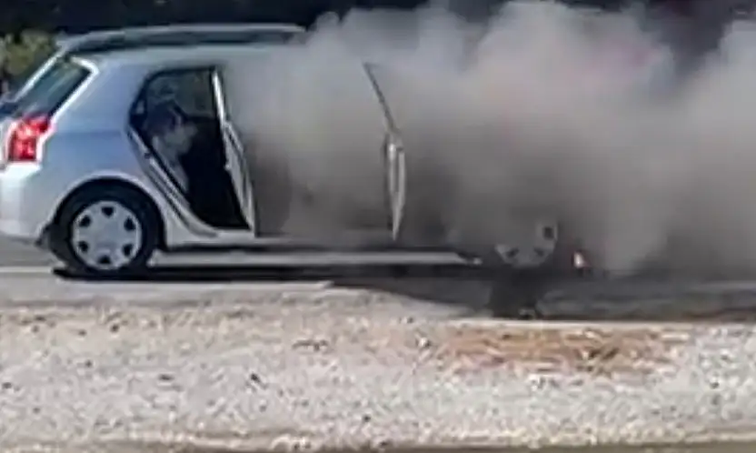 Korku dolu anlar otomobil alev aldı