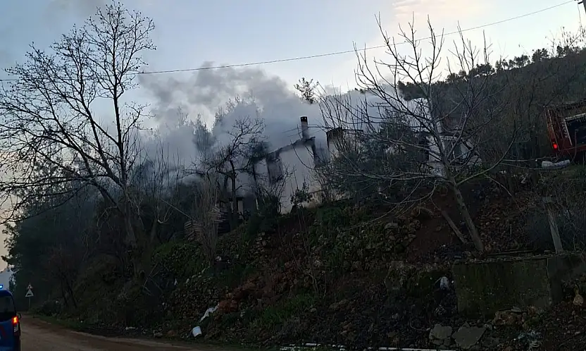 Korkutan yangın: Müstakil ev kül oldu