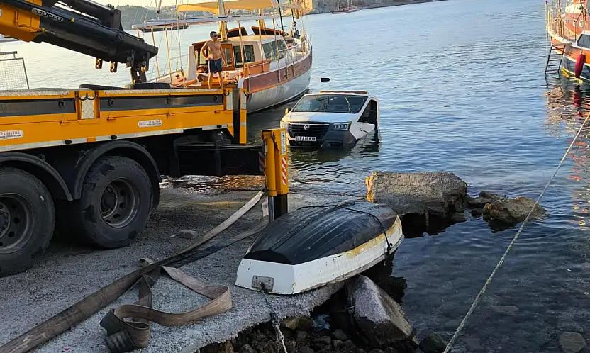 Kumbahçe'de çekici denize gömüldü