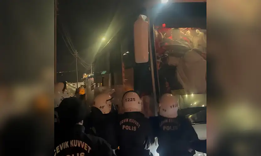 Maç bitti gerginlik bitmedi otobüslere taşla saldırı