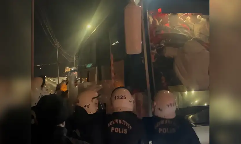 Maç bitti gerginlik bitmedi otobüslere taşla saldırı