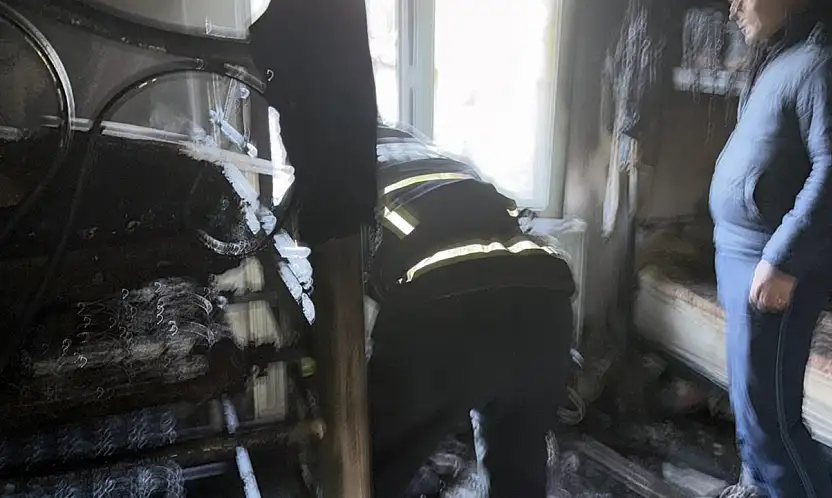 Mahallesindeki yangına izinli itfaiyeci koştu