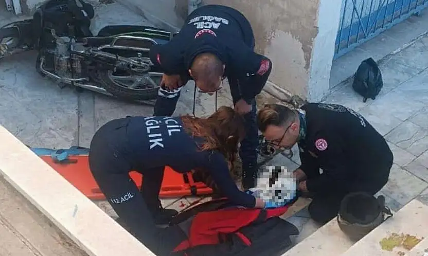 Motosiklet apartman girişine uçtu