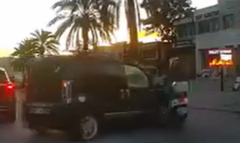 Motosiklet kazası araç kamerasına yansıdı