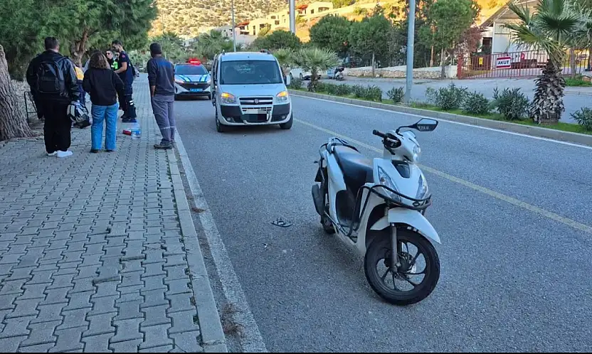 Motosiklet manevra yapan araca çarptı