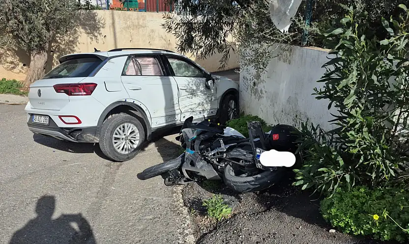 Motosiklet sürücüsü iki araca çarparak yaralandı