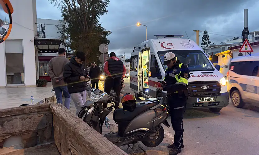 Motosiklet sürücüsü kamyonetin altında girdi