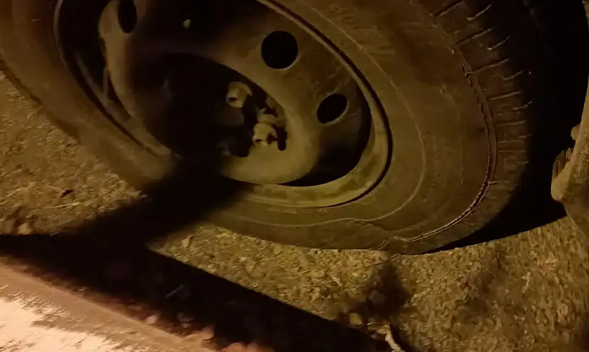 Okul servisinin lastikleri kesildi 16 anaokulu öğrencisi okula geç kaldı