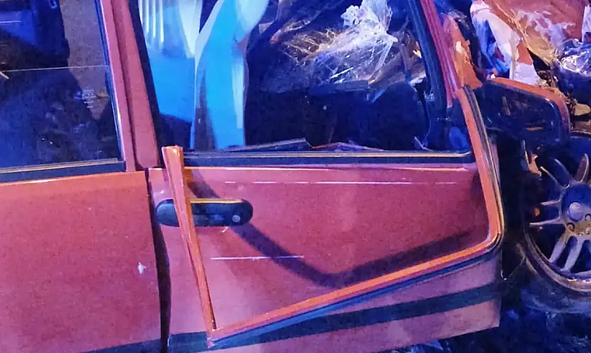 Otomobil direğe çarptı, 4 yaralı