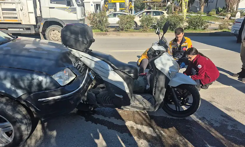 Otomobil motosiklete çarptı