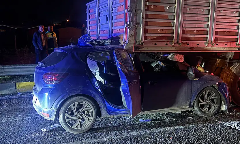 Otomobil tıra çarptı