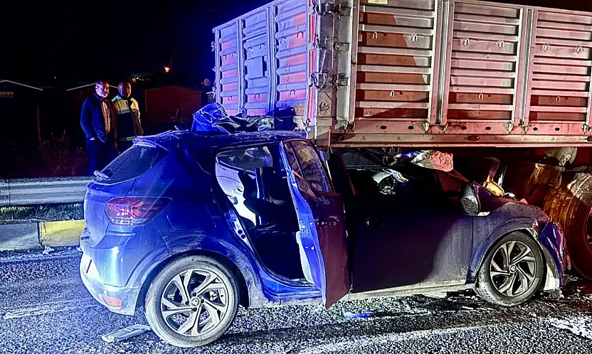 Otomobil tıra çarptı