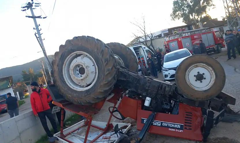 Otomobil traktöre çarptı 2 yaralı