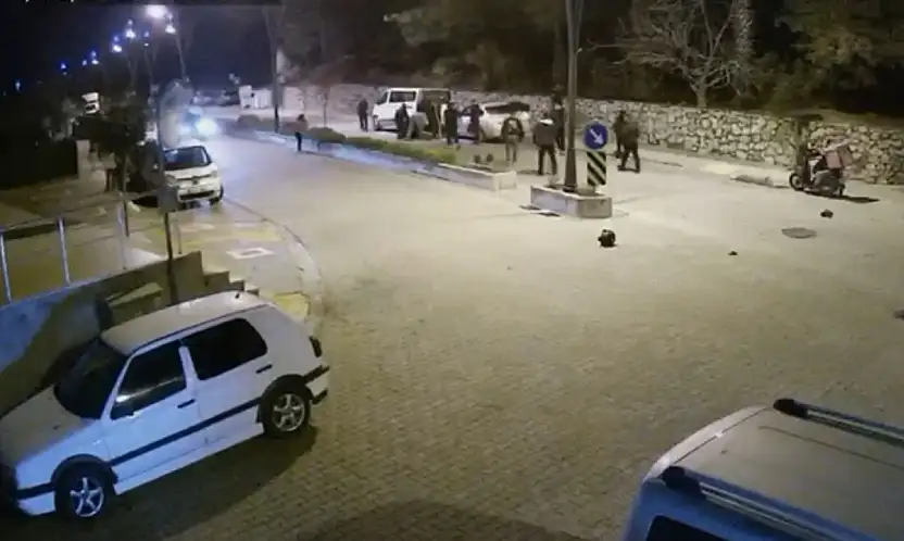 Otomobilin çarptığı motosikletli ve yolcusu metrelerce savruldu