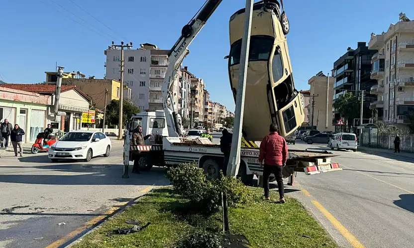 Otomobille çarpışan ticari araç takla attı