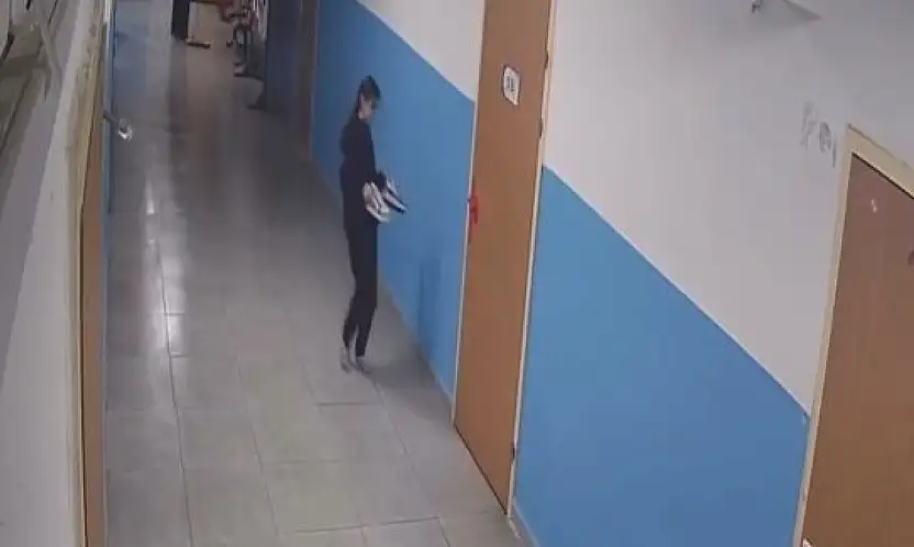 Paspas yapılan alanı kirletmemek için ayakkabılarını çıkarttı