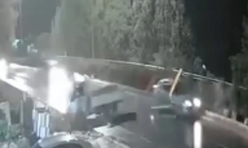 Kanala giren pikabın kaza anı kameralara yansıdı