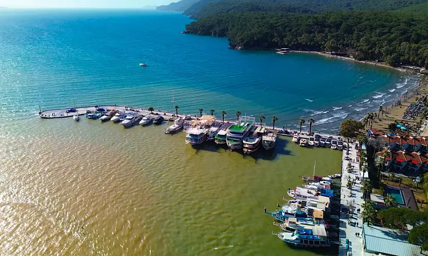 Sağanak ve fırtına denizi kahverengiye bürüdü