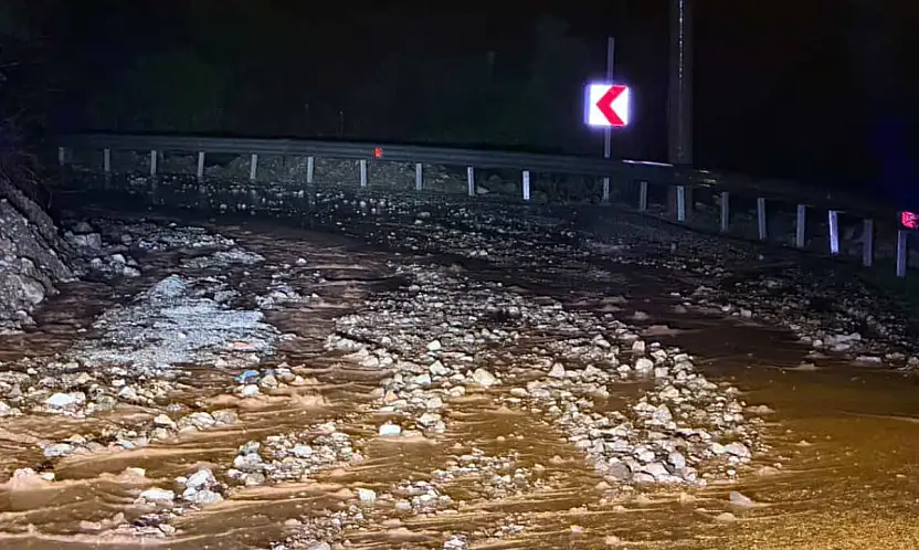 Sağanak yağış etkili oldu, yollar dereye döndü