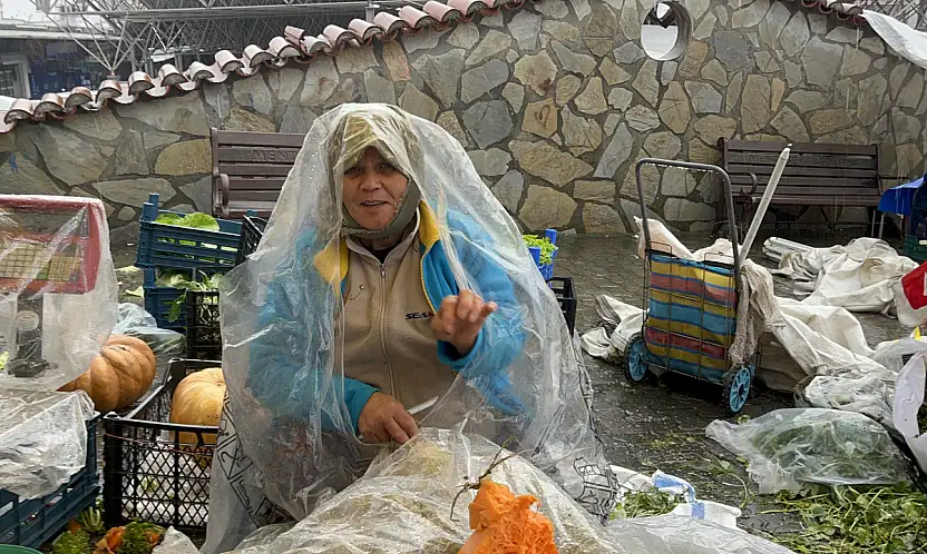 Sağanak yağış vatandaşlara zor anlar yaşatıyor