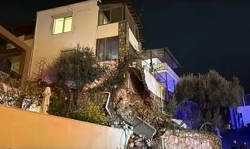 Sağanak yağışta istinat duvarı çöktü, 4 hane, 9 kişi tahliye edildi