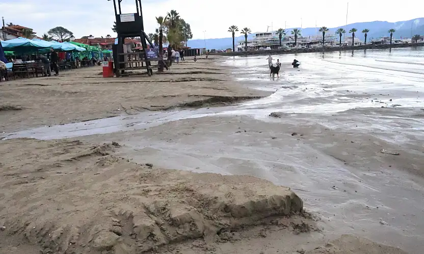 Sahilinde deniz 10 metre çekildi, sahilde adacıklar oluştu