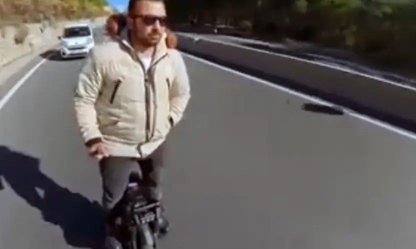 Sakar rampasında tek teker scooter ile tehlikeli yolculuk