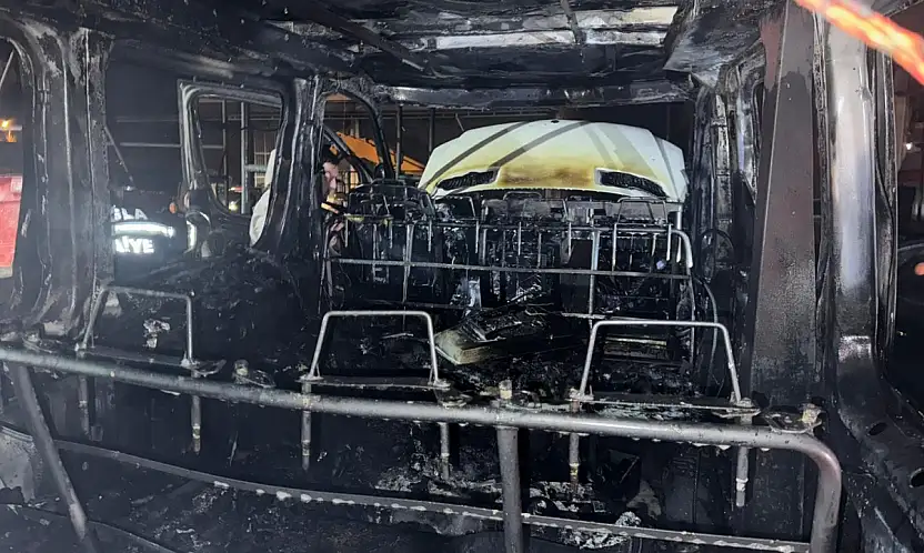 Sanayi sitesi'nde yangın: 4 araç ve 1 iş yeri zarar gördü